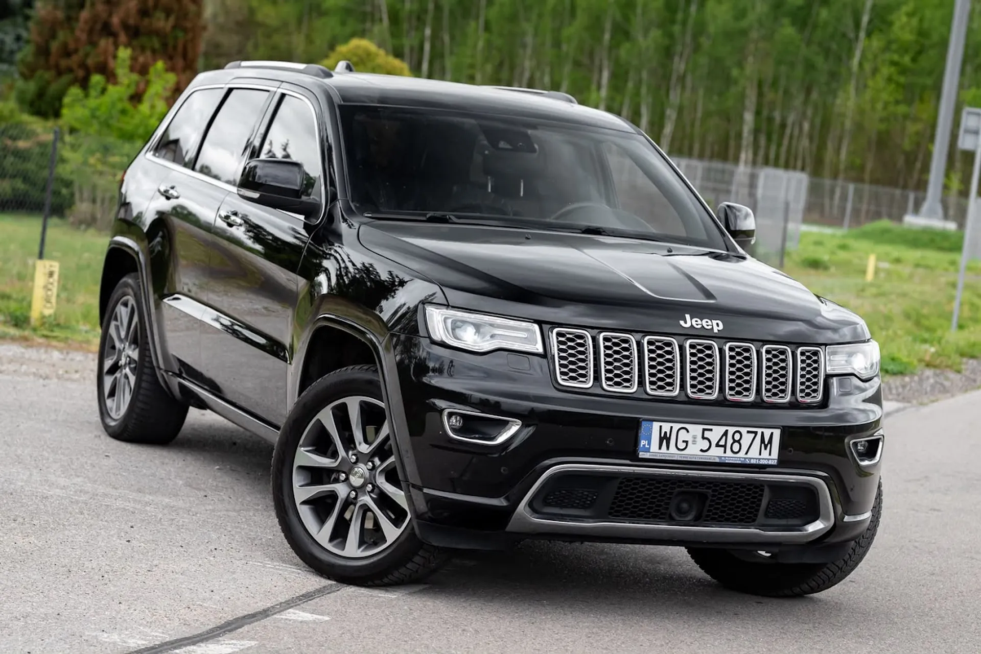 Czarny Jeep Grand Cherokee — auto z oferty Komisu Stanisławów